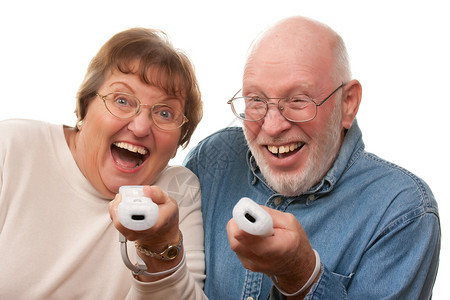 快乐的老年夫妇玩视频游戏用遥控器图片