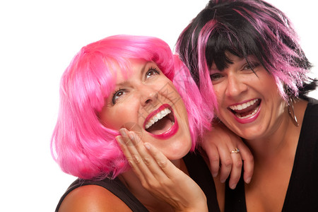 两个粉红色和黑头发的笑女孩肖像被白色背景孤立图片