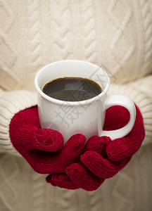 穿着毛衣的女人季节红手套拿着一杯咖啡图片