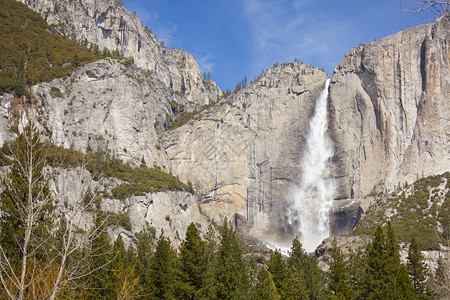 春天的yosemit山上游瀑布图片