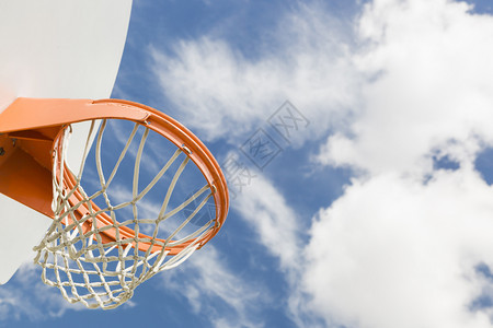 社区篮球圈和网对蓝天的抽象意义图片