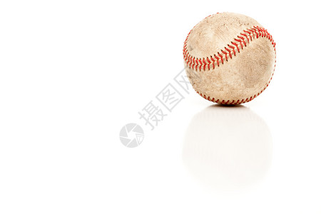 单打棒球孤立在白色反射背景上图片