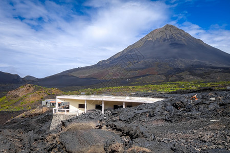 被火山喷发摧毁的村庄沙达斯喀勒代拉斗篷渡口和被摧毁的村庄沙达斯喀勒代拉图片