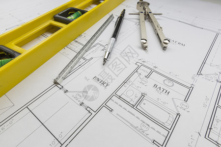 建筑水平工程铅笔标尺和指南针都以定制房屋计划为基础图片