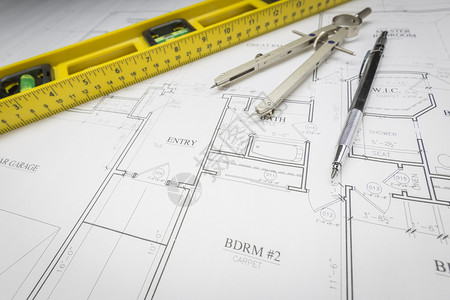 建筑水平工程铅笔标尺和指南针都以定制房屋计划为基础图片