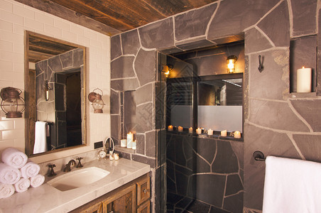 豪华的生锈浴室有矿井灯在温泉环境图片