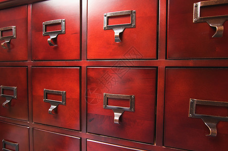 红色的木质文件柜图片