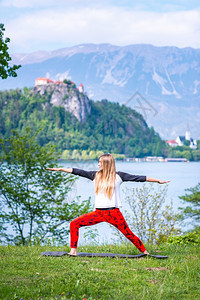 在湖边做瑜伽的女人图片