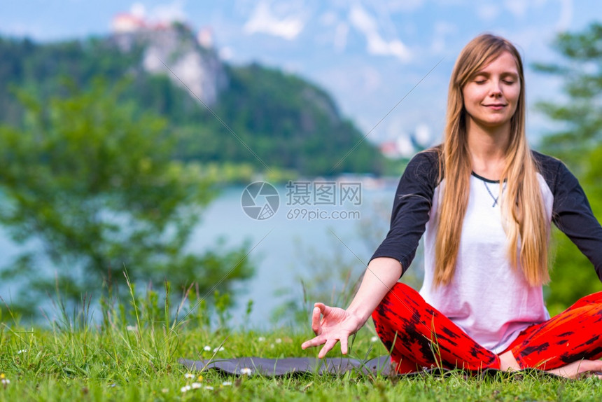 在湖边做瑜伽的女人图片