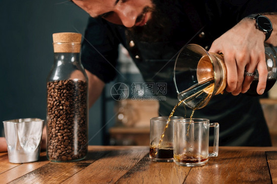 咖啡厅用两杯过滤器工具和设备在桌子上制造咖啡过滤器厅有刺青身着黑制服的纹图片
