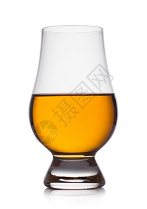 威士忌在晶体冷凝室玻璃中隔绝在白色背景上图片