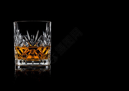 晶优雅玻璃杯中威士忌黑色背景反射文本空间图片