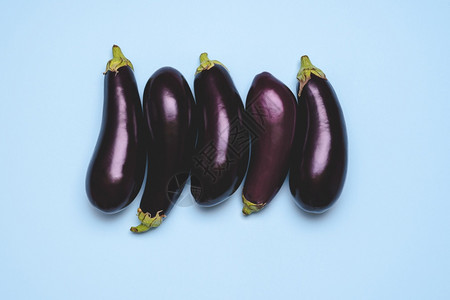 凉拌茄子蓝桌顶端的紫色有机茄子顶端的新鲜紫色蔬菜背景