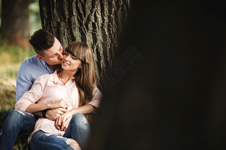 情侣在树林中接吻图片