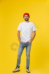 戴帽子的年轻时装男戴吊带的年轻时装男穿着帽子的年轻时装男穿着黄色时装的年轻男图片