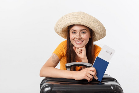 旅行概念持有护照和行李的年轻女子画室肖像白色被隔离图片