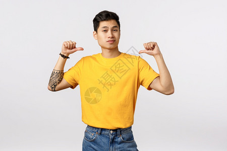 我是志愿者傲慢自大信以为是的男子汉穿黄色t恤衫认为他非常感和酷指着自己笑信愿要你挑他傲慢自大以为是的亚洲男子汉穿黄色t恤衫指着自己笑信志愿背景