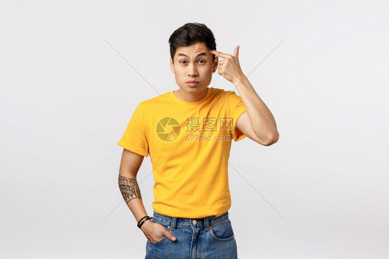 也许在演戏之前你应该思考一下在演戏前你应该思考一下穿着黄色t恤有纹身烦恼和的年轻青亚洲人穿着黄色t恤用刺青圣殿指骂责某人是哑或蠢图片
