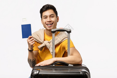 男子拿着护照和行李箱准备出行旅行图片