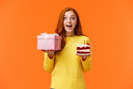 庆祝生日礼物和糖果看着欢笑和梦幻气喘兴奋拿着带礼物生日蛋糕的包裹粉红色盒子庆祝生日礼物和糖果看着欢乐和梦幻拿着带礼物生日蛋糕的包图片