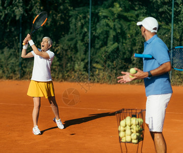 参加网球运动的高级活跃妇女图片