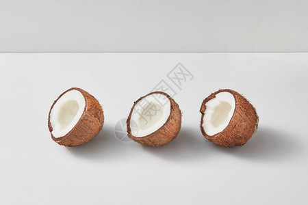 白色背景上的3个成熟椰子图片