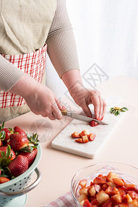 在家中用有机水果做草莓酱的过程妇女准备果酱水图片