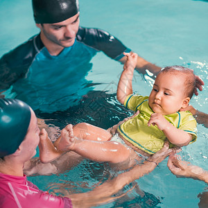 婴儿游泳班图片