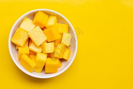 黄本底白碗中的芒果热带水立方片图片