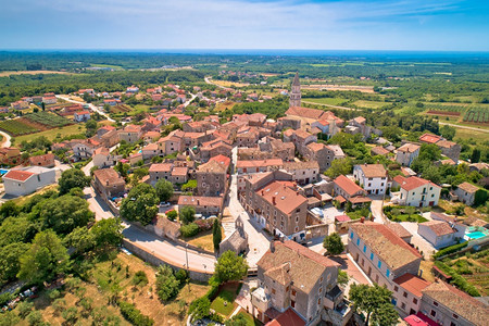 以绿色的异地山丘空中观察的西雅图镇Croati的伊斯里亚地区图片