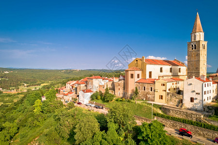 古老的布杰石镇绿色的山地空中风景位于伊斯特里亚绿地的小镇croati图片