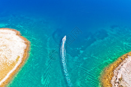 克罗地亚群岛绿松石海上的快艇扎达尔石漠岛克罗地亚达尔马提亚地区图片