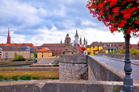 位于德国巴伐利亚地区的古老沃兹堡风景城镇主要河流和风景塔上的旧大桥图片
