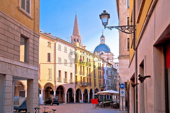 MantovidylcItan城市街道和教堂塔的视图unesco世界遗产址意大利的Lombardy地区图片