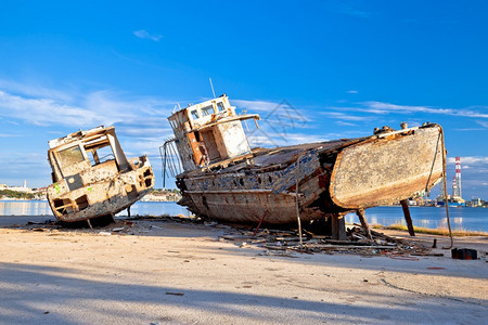 古老的木船沉在海上腐烂普拉克罗提亚岛地区图片