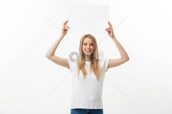 空标牌头顶白标牌的妇女脑上空白标牌的妇女脑上空白标牌的妇女脑上空白标牌的兴奋和快乐年轻女白背景空标牌的年轻女空白标牌的年轻女空身图片