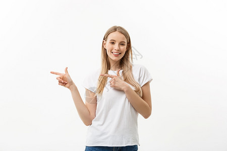 身着散装服的年轻有吸引力快乐妇女指着白色复制空间背景身着散装服的年轻有吸引力快乐妇女指着白色复制空间背景图片