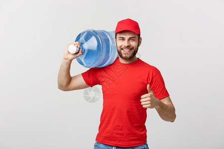 装着红色t恤衫和帽子的装满新鲜饮料红t恤和帽子的送水员背景图片
