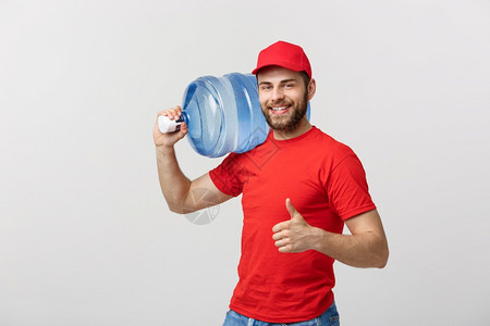装着红色t恤衫和帽子的装满新鲜饮料红t恤和帽子的送水员背景图片