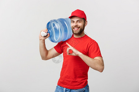 装着红色t恤衫和帽子的装满新鲜饮料瓶装送水员背景图片