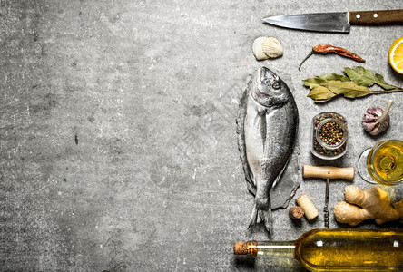 海鱼配葡萄酒和各种香料和香草在石头背景上海鱼酒图片
