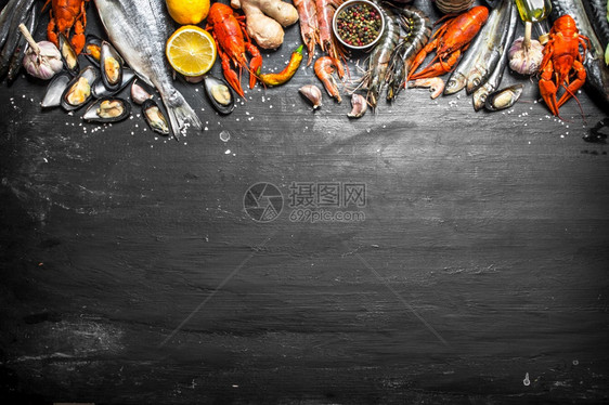 新鲜海各种虾类龙章鱼和其他海洋生物黑白板上的新鲜海图片