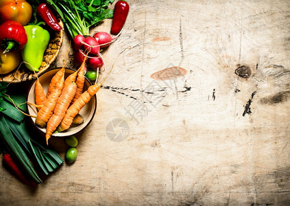 有机蔬菜木制桌上的新鲜蔬菜木制桌上的新鲜蔬菜图片