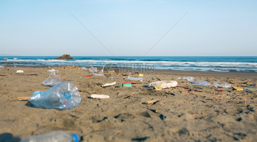 满是垃圾的海滩景观满是垃圾的肮脏海滩景观图片