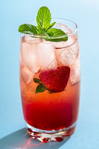 一杯水果鸡尾酒夏季甜饮图片