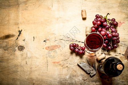 红酒加葡萄和软木本底红酒加葡萄和软木图片