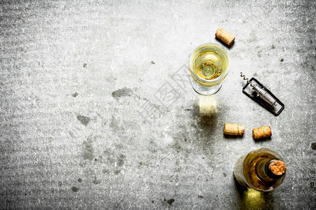 白葡萄酒在石板上白新酒图片