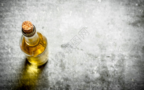 白葡萄酒瓶在石头桌上白葡萄酒瓶图片