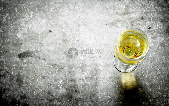 白葡萄酒在石板上白葡萄酒杯图片