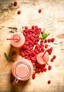 杯子和里的树莓汁木制桌子上的树莓汁杯子和上的树莓汁图片
